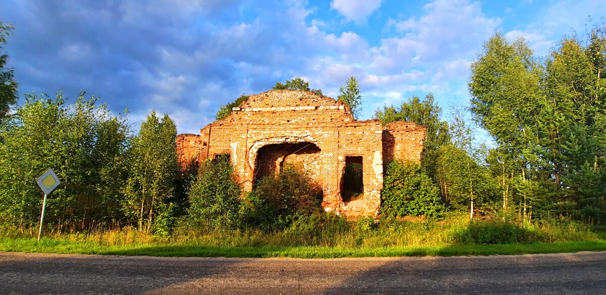 Церковь Спаса Нерукотворного Образа, Даратники (Переславский район и г. Переславль-Залесский, Ярославская область). общий вид в ландшафте