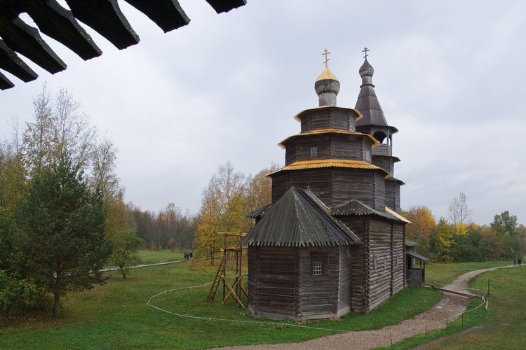 Юрьево. Музей деревянного зодчества Витославлицы. Церковь Николая Чудотворца из деревни Высокий Остров Окуловского района. фасады