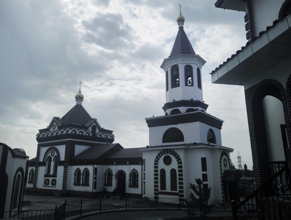 Чирчик (Троицкое). Троице-Георгиевский мужской монастырь. Церковь Георгия Победоносца. фасады, Вид на Церковь со стороны братского келейного корпуса