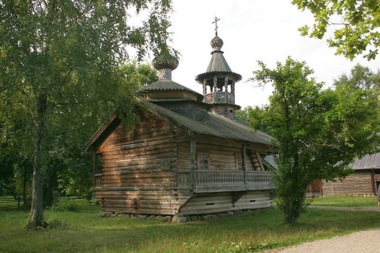Музей деревянного зодчества Витославлицы. Часовня Кирика и Иулиты из деревни Кашира Маловишерского района, Юрьево (Великий Новгород, город, Новгородская область). фасады