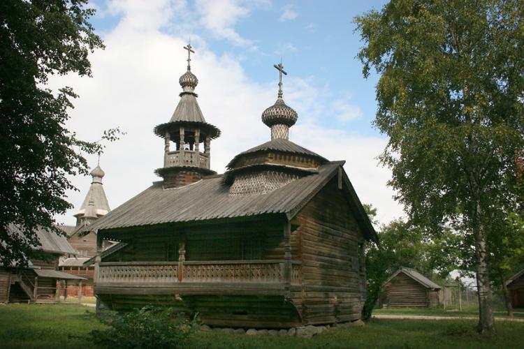 Музей деревянного зодчества Витославлицы. Часовня Кирика и Иулиты из деревни Кашира Маловишерского района, Юрьево (Великий Новгород, город, Новгородская область). фасады