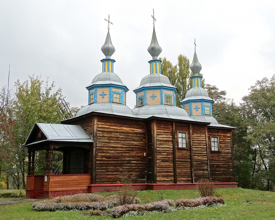 Музей народной архитектуры и быта. Церковь Трёх Святителей из с. Пищики, Переяслав (Бориспольский район, Украина, Киевская область). фасады