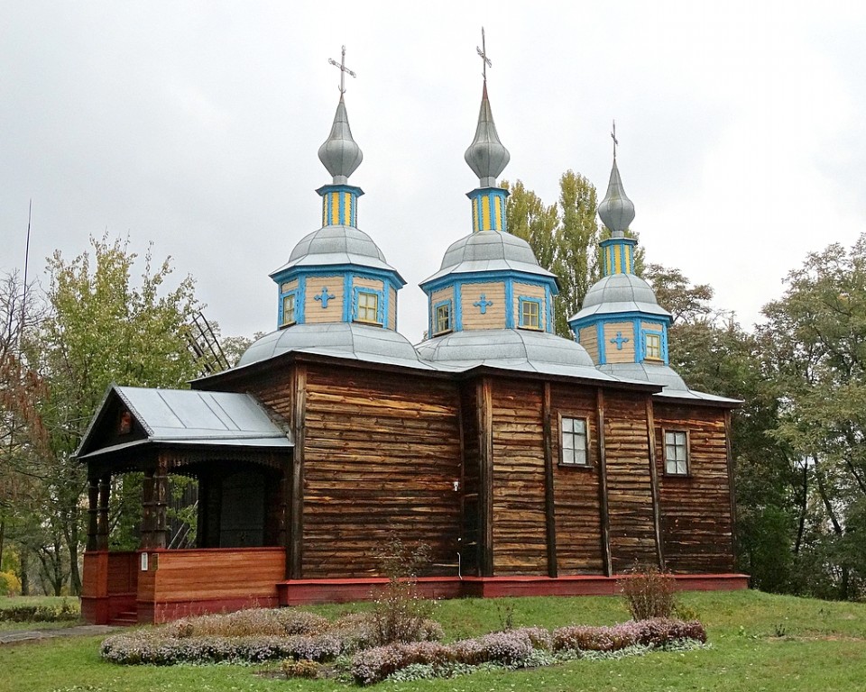 Переяслав. Музей народной архитектуры и быта. Церковь Трёх Святителей из с. Пищики Сквирского р-на Киевской обл. фасады