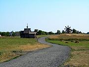 Музей-заповедник "Кижи". Церковь Воскрешения Лазаря из Муромского монастыря, вид с севера, на дальнем плане - мельница из д.Волкосторов<br>, Кижи, остров, Медвежьегорский район, Республика Карелия