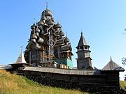 Музей-заповедник "Кижи". Церковь Преображения Господня на Кижском погосте, вид с северо-запада, справа - колокольня Кижского погоста, на переднем плане - северная стена ограды<br>, Кижи, остров, Медвежьегорский район, Республика Карелия