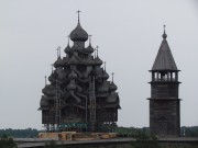 Музей-заповедник "Кижи". Церковь Преображения Господня на Кижском погосте, Вид с запада, с Онежского озера. Идет переборка нижнего яруса венцов церкви Спаса Преображения<br>, Кижи, остров, Медвежьегорский район, Республика Карелия