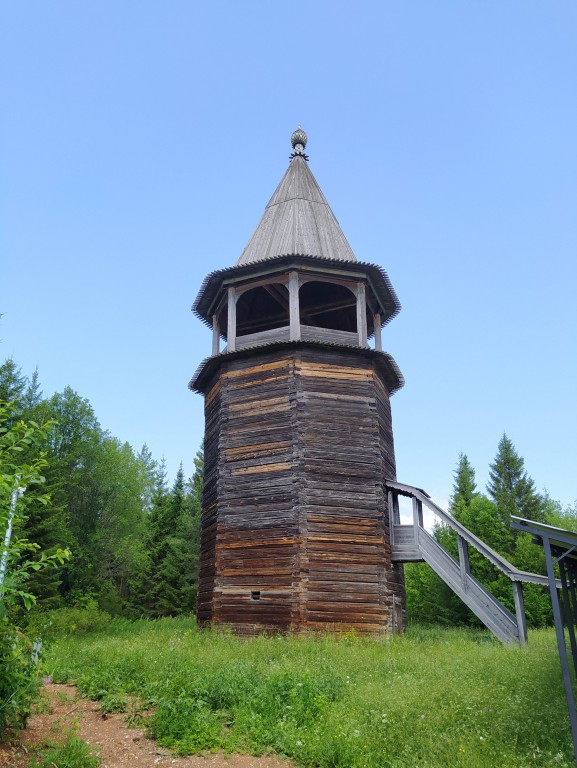 Архитектурно-этнографический музей. Колокольня церкви Троицы Живоначальной из с. Сыра Суксунского района, Гора (Пермский район, Пермский край). фасады