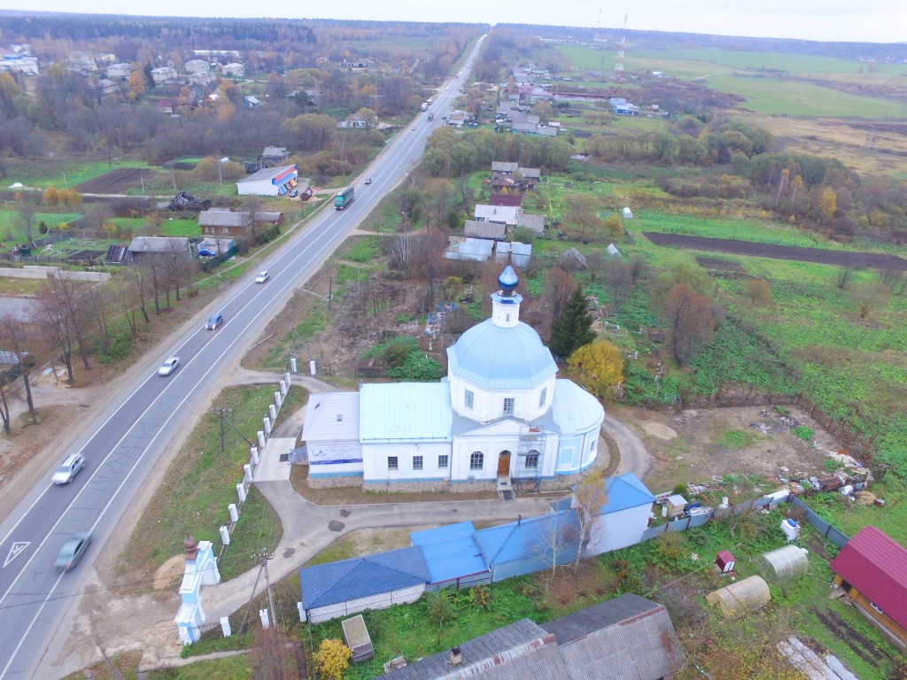 Глебовское. Церковь Рождества Пресвятой Богородицы. общий вид в ландшафте, Вид с юга, фото с квадрокоптера.