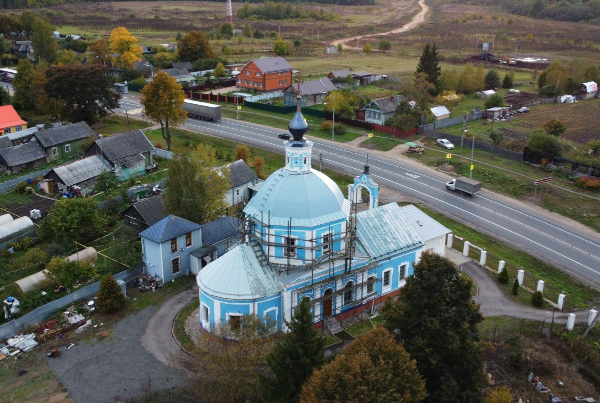 Глебовское. Церковь Рождества Пресвятой Богородицы. общий вид в ландшафте