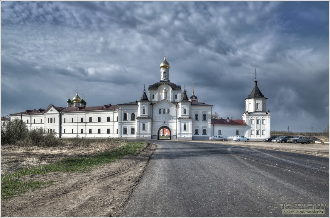 Варницы. Троице-Варницкий монастырь. Церковь Кирилла и Марии. общий вид в ландшафте