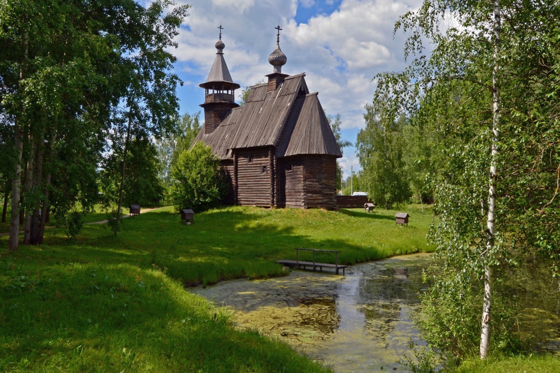 Кострома. Музей деревянного зодчества. Церковь Спаса Всемилостивого из с. Фоминское. общий вид в ландшафте, Вид с юго-востока