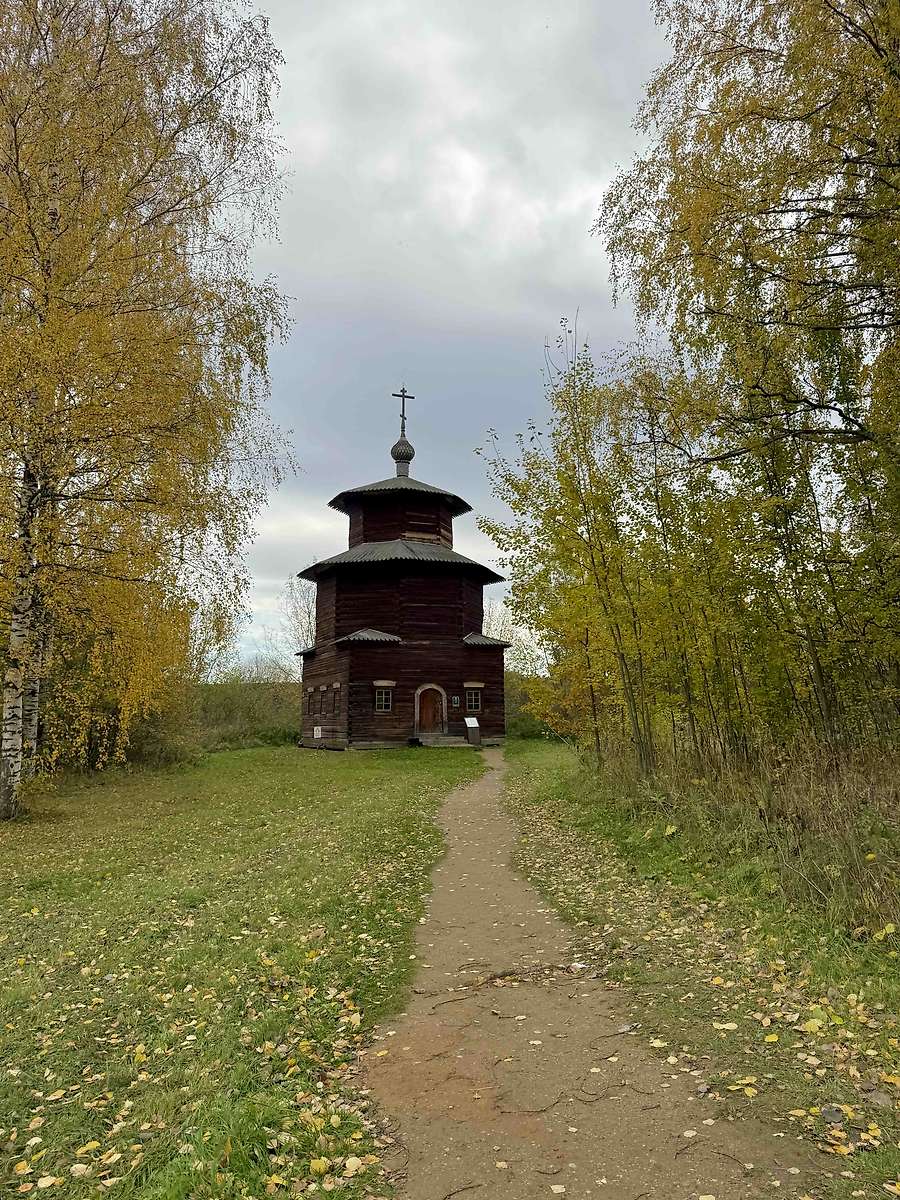 общий вид в ландшафте. Музей деревянного зодчества. Неизвестная часовня из д. Притыкино, Кострома (Кострома, город, Костромская область)