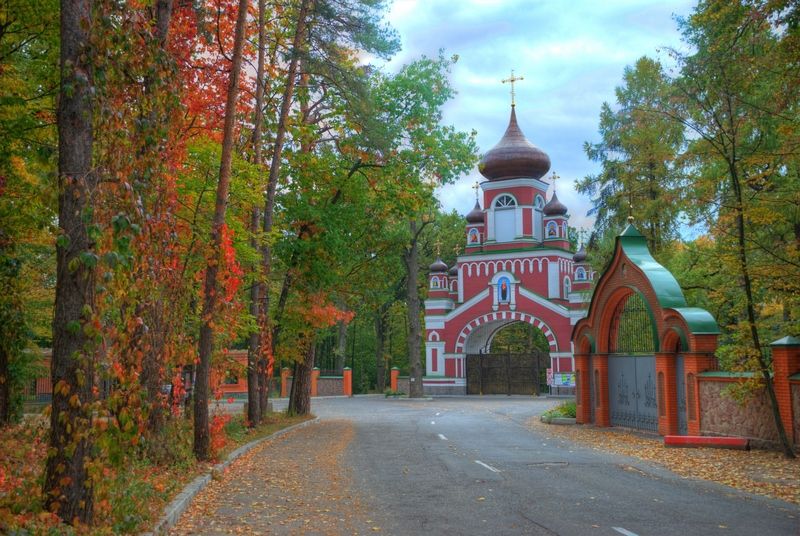 Пантелеимоновский женский монастырь в Феофании, Феофания (Голосеевский район, Украина, г. Киев). общий вид в ландшафте, вход