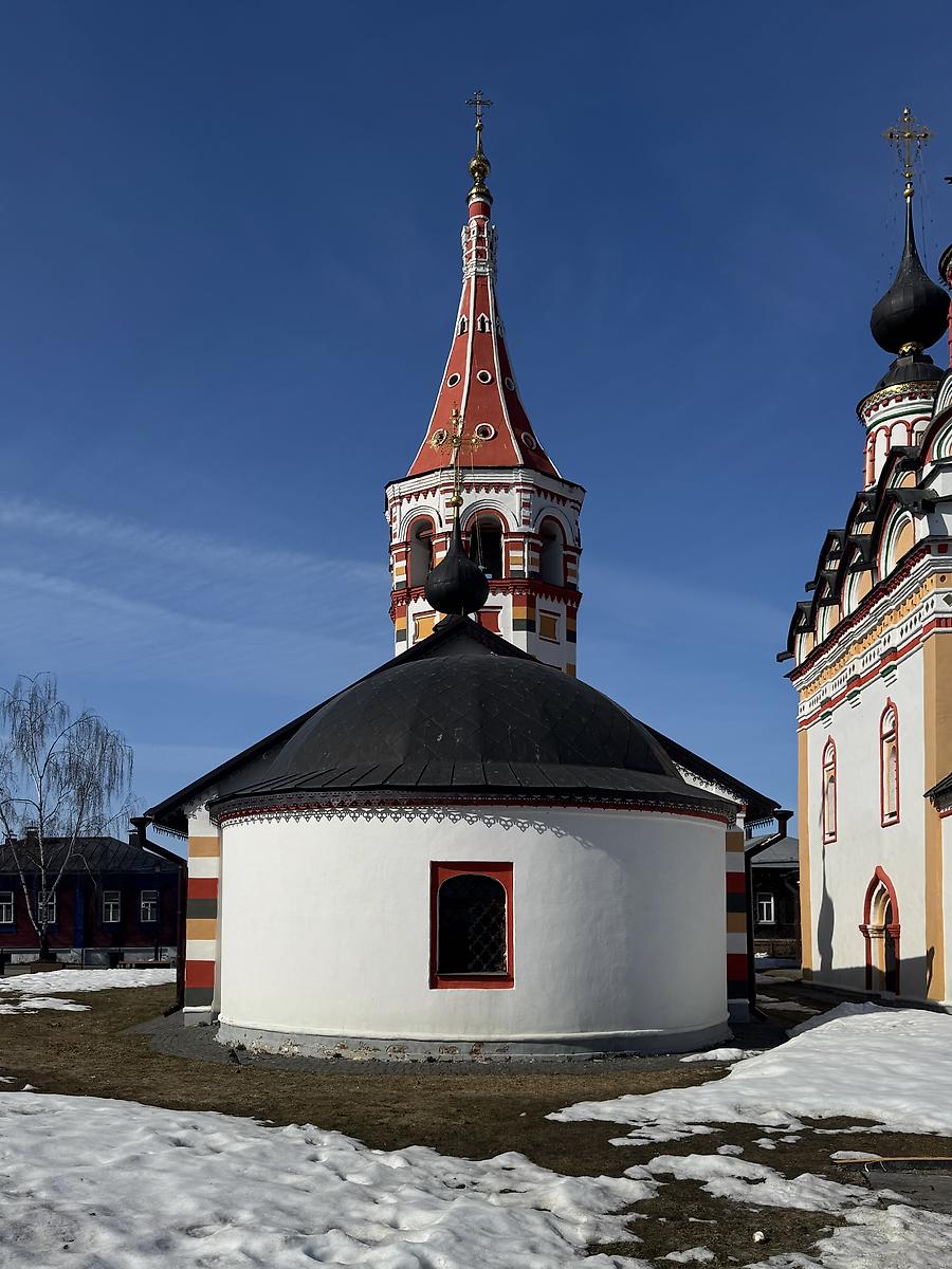 Вид с востока, справа Лазаревская церковь, фасады. Церковь Антипы Пергамского, Суздаль (Суздальский район, Владимирская область)