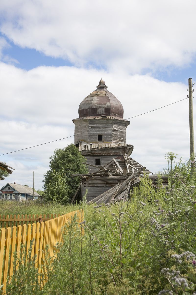 общий вид в ландшафте. Церковь Воздвижения Креста Господня, Ухтома (Вашкинский район, Вологодская область)