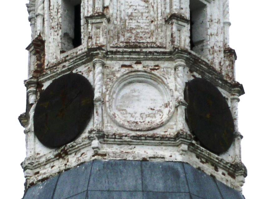 Собор Воскресения Христова, Лальск (Лузский район, Кировская область). архитектурные детали, декоративные(?) циферблаты по южной и западной сторонам колокольни над ярусом звона