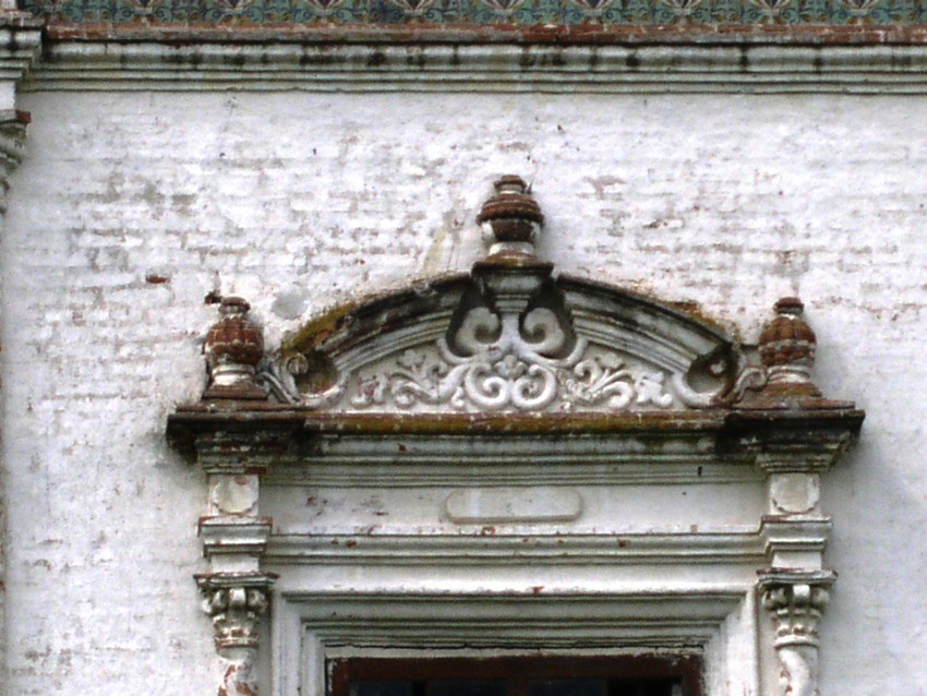 Собор Воскресения Христова, Лальск (Лузский район, Кировская область). архитектурные детали, Верхний оконный пояс, каменная резьба. Южный фасад.