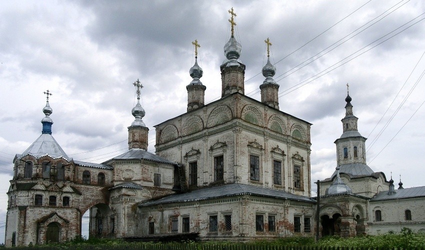 Лальск. Собор Воскресения Христова. фасады, Вид с северо-запада. На заднем плане - Благовещенская церковь; колокольня за кадром справа.