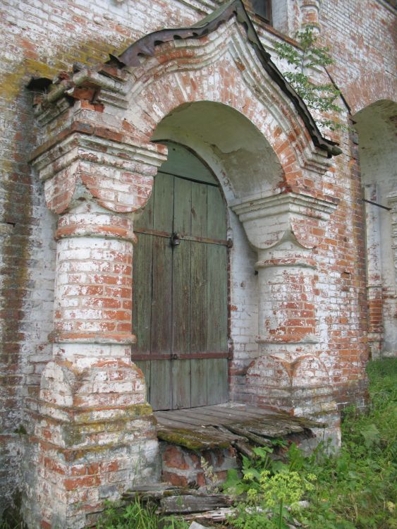 Собор Воскресения Христова, Лальск (Лузский район, Кировская область). архитектурные детали, Портал придела