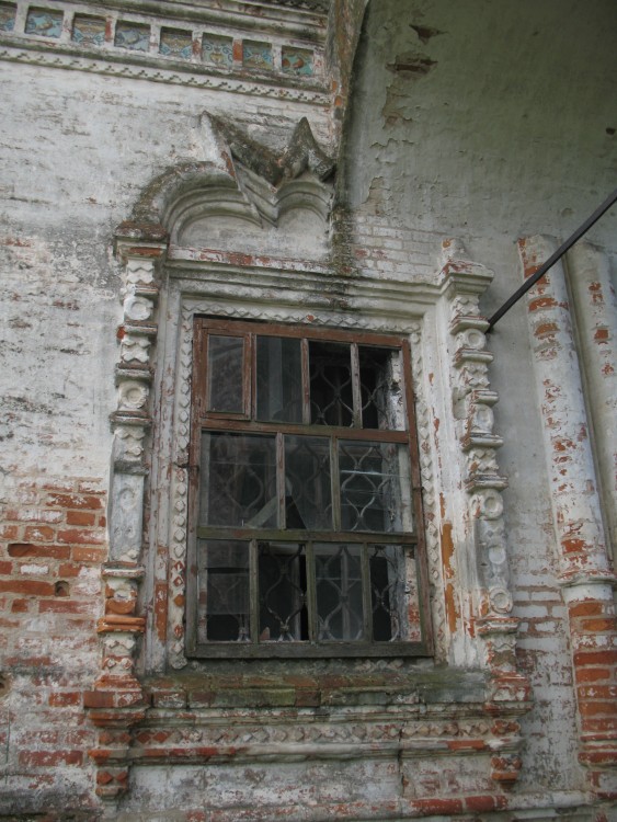 Собор Воскресения Христова, Лальск (Лузский район, Кировская область). архитектурные детали, Оконный наличник придела частично нарушен и перекрыт поздней аркой перехода
