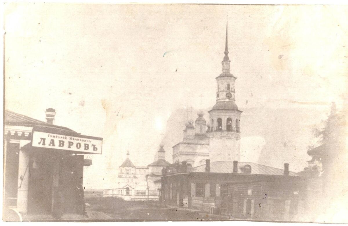 Собор Воскресения Христова, Лальск (Лузский район, Кировская область). архивная фотография, Торговые лавки и Воскресенский собор. Начало XX века. Источник: https://pastvu.com/ps?f=r!8131_s!5_y!-100!1917
