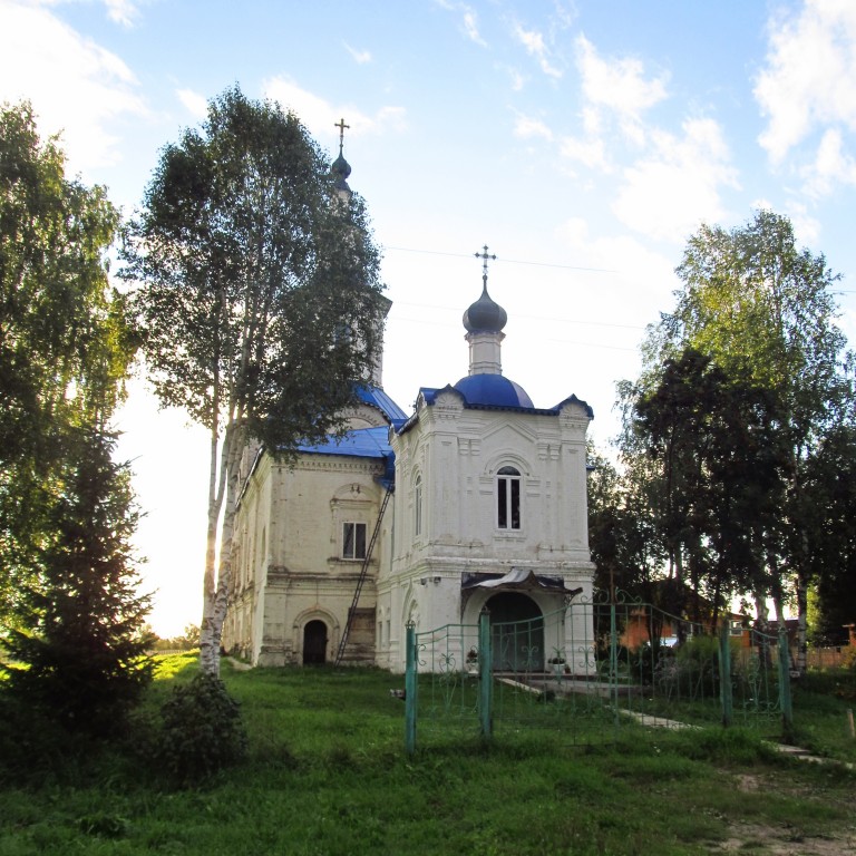 Лальск. Церковь Благовещения Пресвятой Богородицы. фасады, Ворота и главный вход