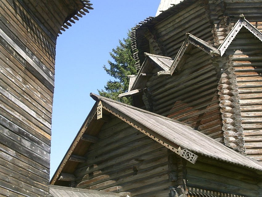 Церковь Николая Чудотворца, Согиницы (Подпорожский район, Ленинградская область). архитектурные детали, декор кровли крыльца и фронтонный пояс восьмериков с водометами