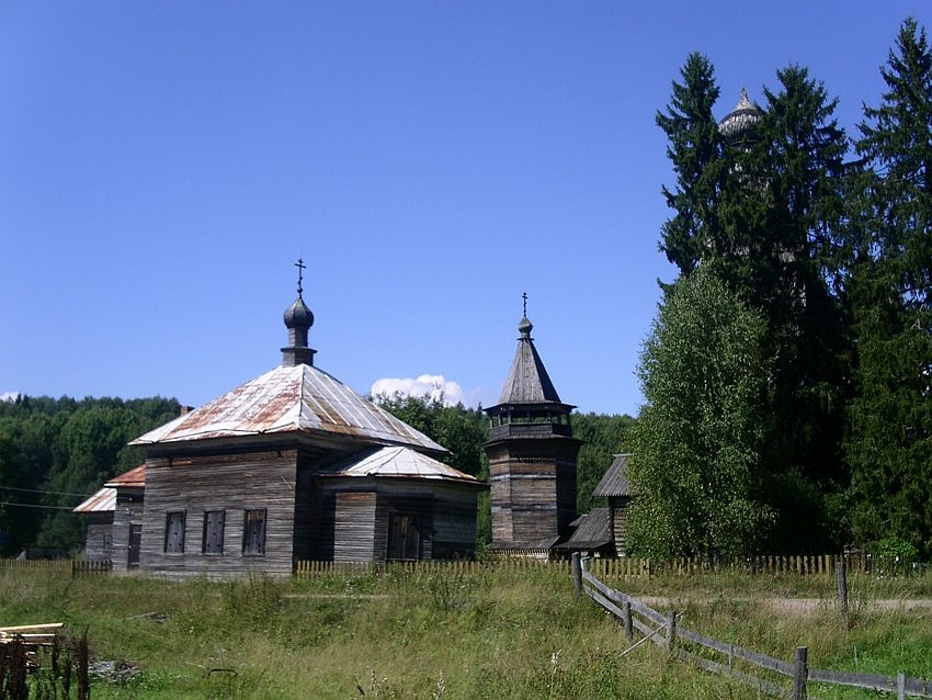 Согиницы. Церковь Илии Пророка. фасады, вид с юго-востока, на заднем плане - колокольня Никольской церкви