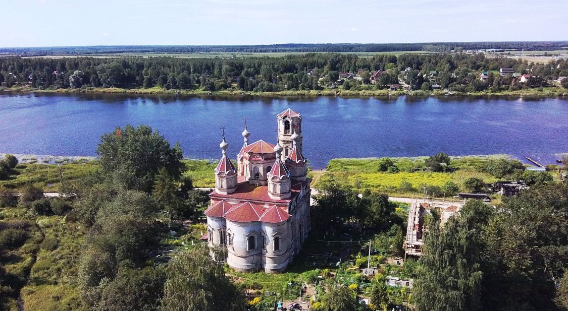 Храмовый комплекс. Церкви Троицы Живоначальной и Модеста, патриарха Иерусалимского, Иссад (Волховский район, Ленинградская область). общий вид в ландшафте