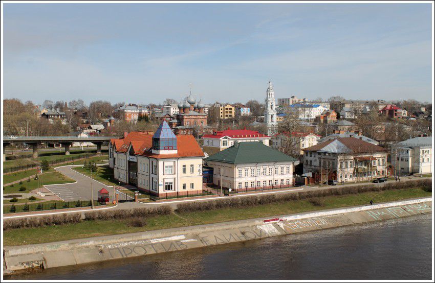 Знаменский женский монастырь, Кострома (Кострома, город, Костромская область). дополнительная информация, Знаменский женский монастырь, вид с Костромского автодорожного моста через Волгу