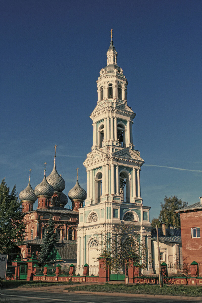Знаменский женский монастырь, Кострома (Кострома, город, Костромская область). общий вид в ландшафте, Вид на колокольню с юга