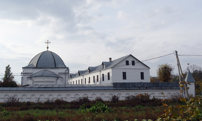 Никольский монастырь. Церковь Онуфрия Великого, Могилёв (Могилёв, город, Беларусь, Могилёвская область). общий вид в ландшафте, Вид на Онуфриевскую церковь и корпус для сестер с востока