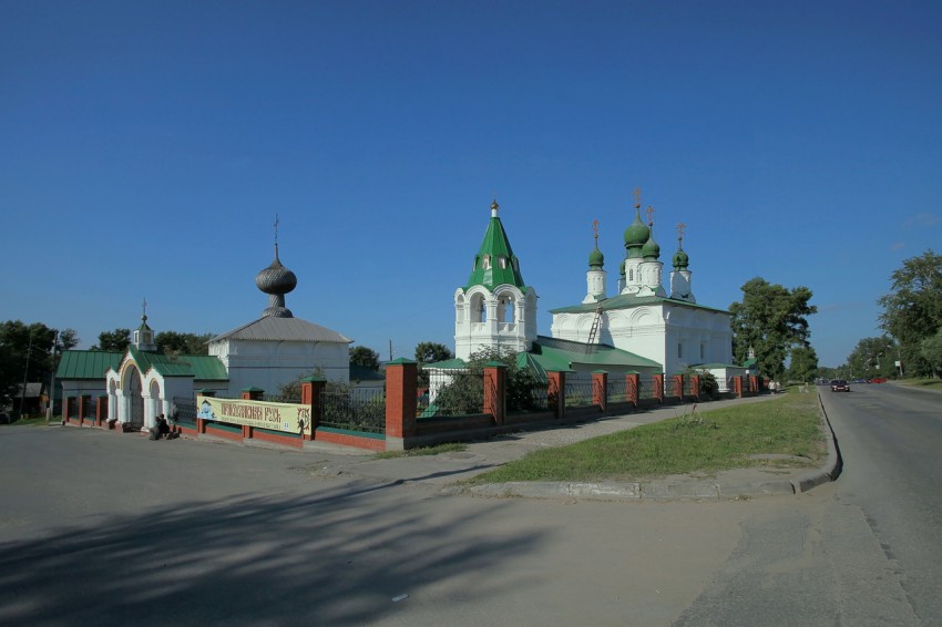 Соликамск. Храмовый комплекс. Церкви Введения Пресвятой Богородицы во Храм и Спаса Преображения. общий вид в ландшафте