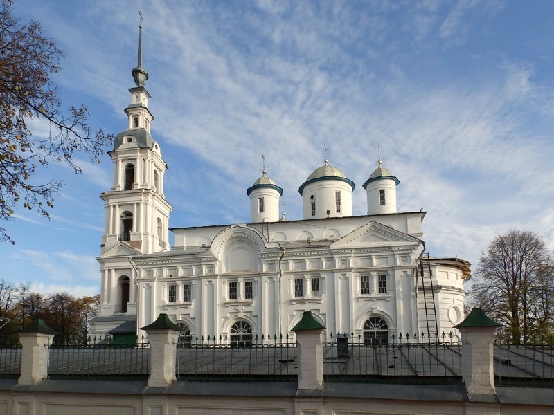 Кинешма. Кафедральный собор Успения Пресвятой Богородицы. общий вид в ландшафте