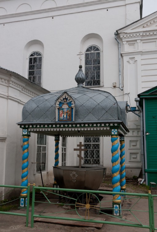 Кафедральный собор Успения Пресвятой Богородицы, Кинешма (Кинешемский район, Ивановская область). архитектурные детали, Сень над водосвятной чашей