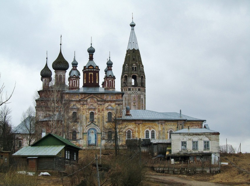 Церковь Вознесения Господня, Парское (Родниковский район, Ивановская область). фасады, вид с севера, на заднем плане колокольня Предтеченской церкви