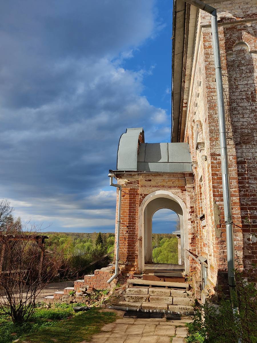Крыльцо основного входа в храм, архитектурные детали. Церковь Вознесения Господня, Парское (Родниковский район, Ивановская область)