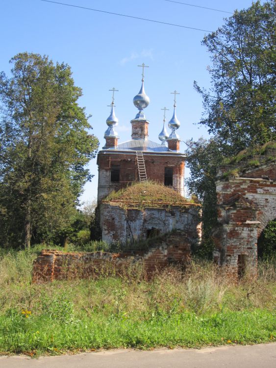 Чернцы. Церковь Николая Чудотворца. общий вид в ландшафте