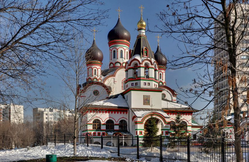 Церковь Троицы Живоначальной в Старых Черёмушках, Академический (Юго-Западный административный округ (ЮЗАО), г. Москва). общий вид в ландшафте