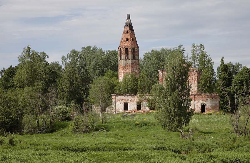 Леонтьевское. Церковь Леонтия Ростовского. общий вид в ландшафте