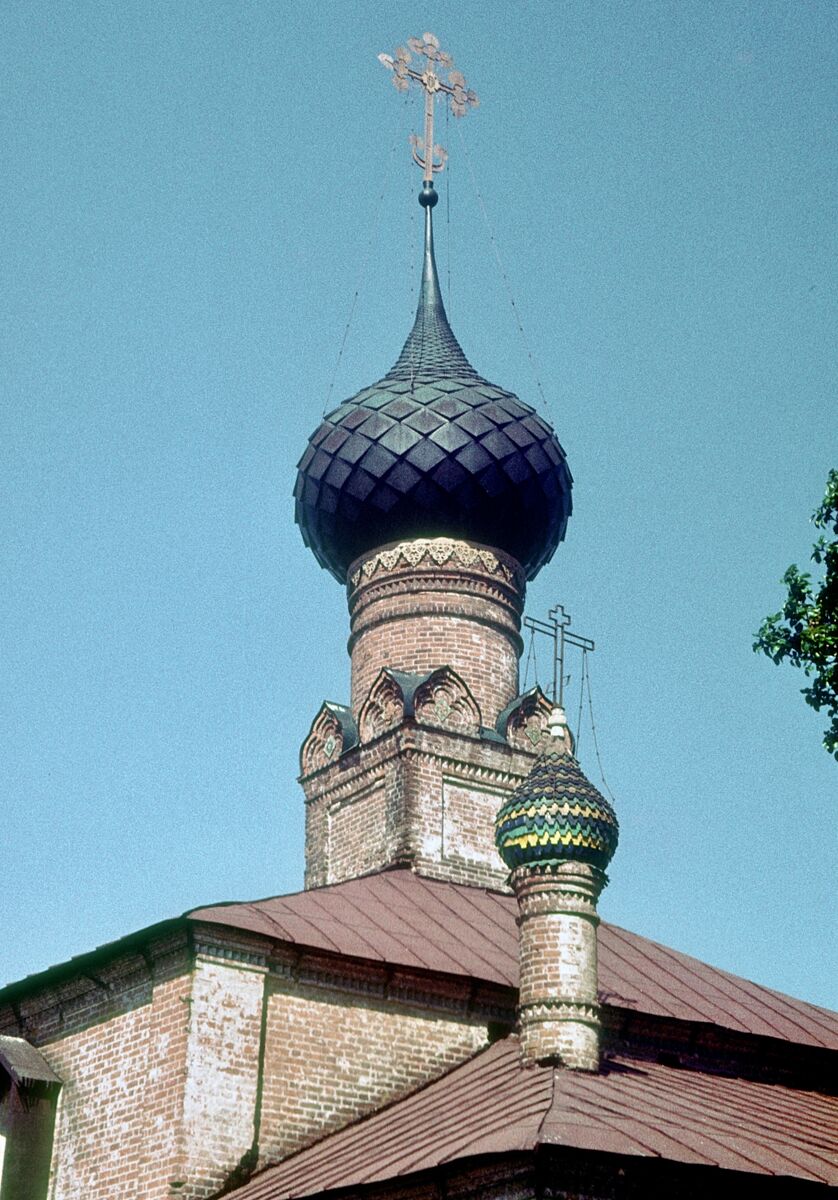 Церковь Тихвинской иконы Божией Матери, Ярославль (Ярославль, город, Ярославская область). архитектурные детали, Скан слайда из домашнего архива. Снято в семидесятые годы.