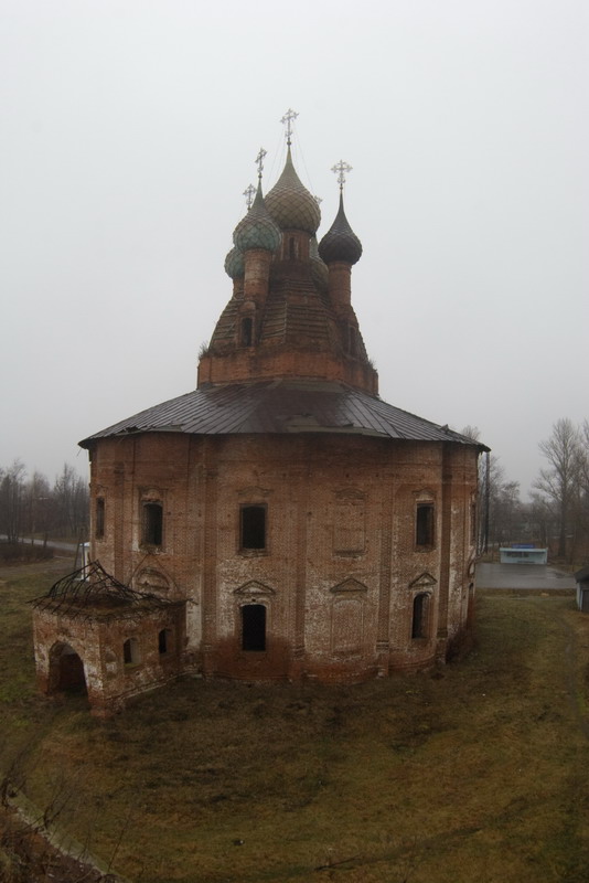 Курба. Церковь Казанской иконы Божией Матери. общий вид в ландшафте, Общий вид храма, снято Зенитар 16/2.8 на кроп факторе 1,5, так как, объектив fish-eye, отсюда, некоторые пространственные искажения