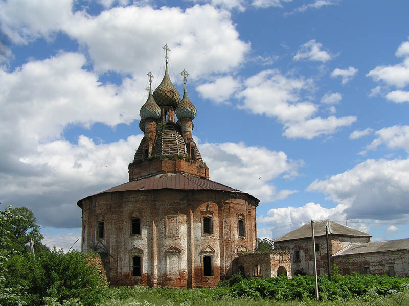 Курба. Церковь Казанской иконы Божией Матери. общий вид в ландшафте