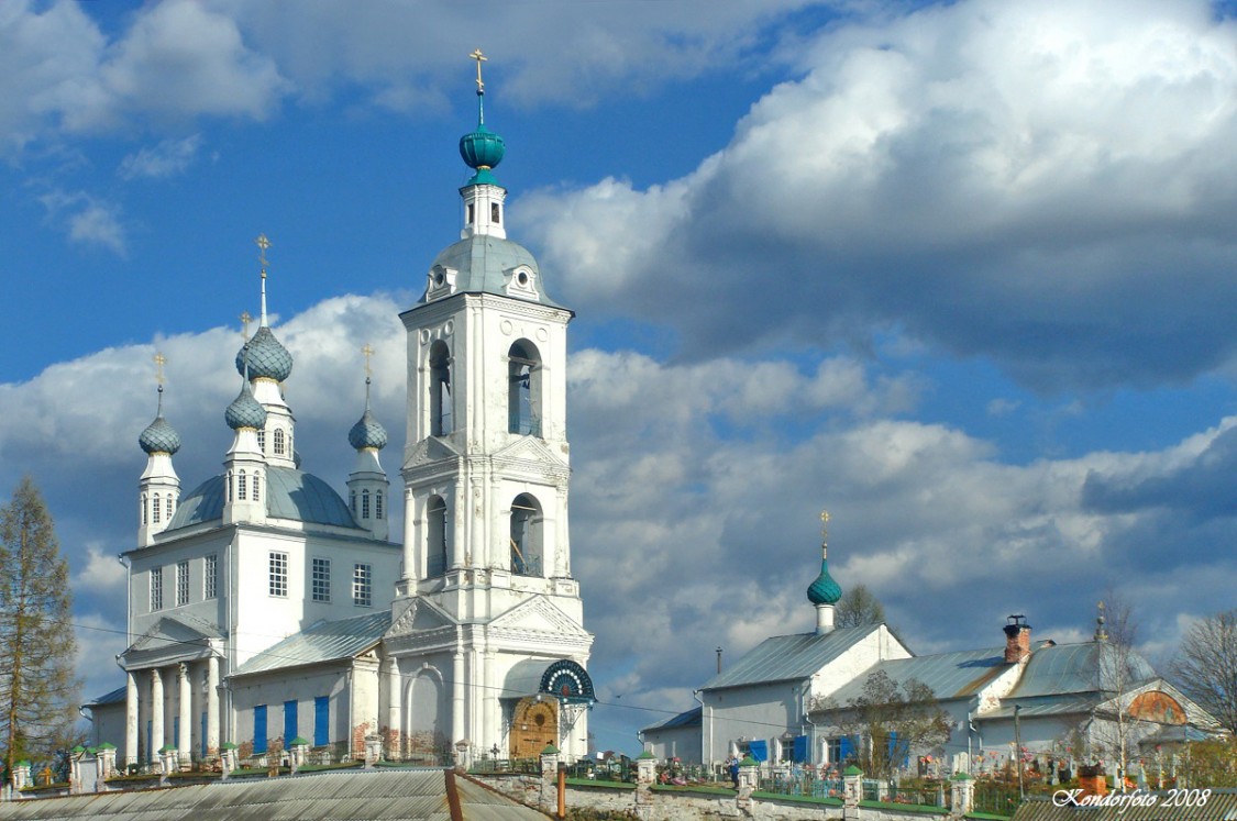 Церковь Покрова Пресвятой Богородицы, Толгоболь (Ярославский район, Ярославская область). общий вид в ландшафте, Церковь Покрова Пресвятой Богородицы  (слева)  Между 1775 и 1833г.г. Троицы Живоначальной (справа) 1775г.  Ярославский район, с. Толгоболь, ул. Школьная 173.
