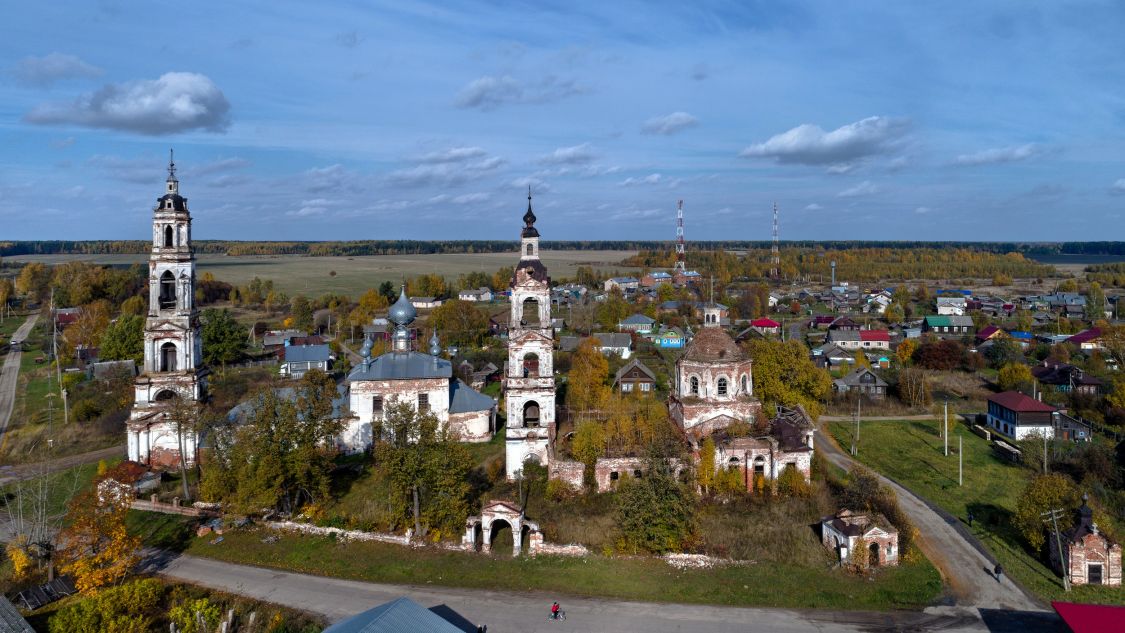 Порздни. Храмовый комплекс. Церкви Успения Пресвятой Богородицы и Спаса Преображения. общий вид в ландшафте