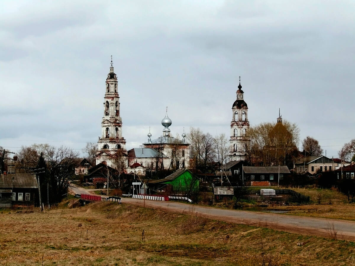 Храмовый комплекс. Церкви Успения Пресвятой Богородицы и Преображения Господня, Порздни (Лухский район, Ивановская область). общий вид в ландшафте