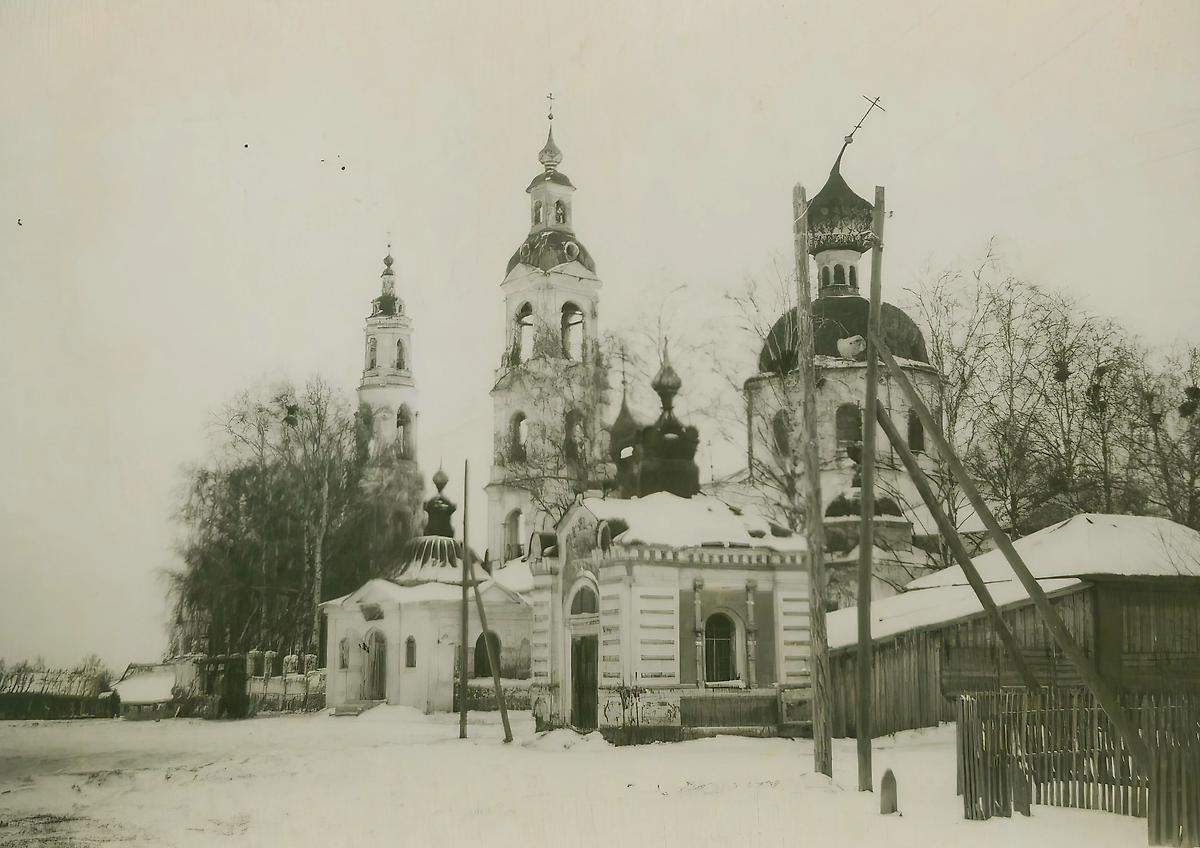 Вид на храмовый комплекс. Фото 1930-40-х гг. С сайта: pastvu.com, архивная фотография. Храмовый комплекс. Церкви Успения Пресвятой Богородицы и Преображения Господня, Порздни (Лухский район, Ивановская область)