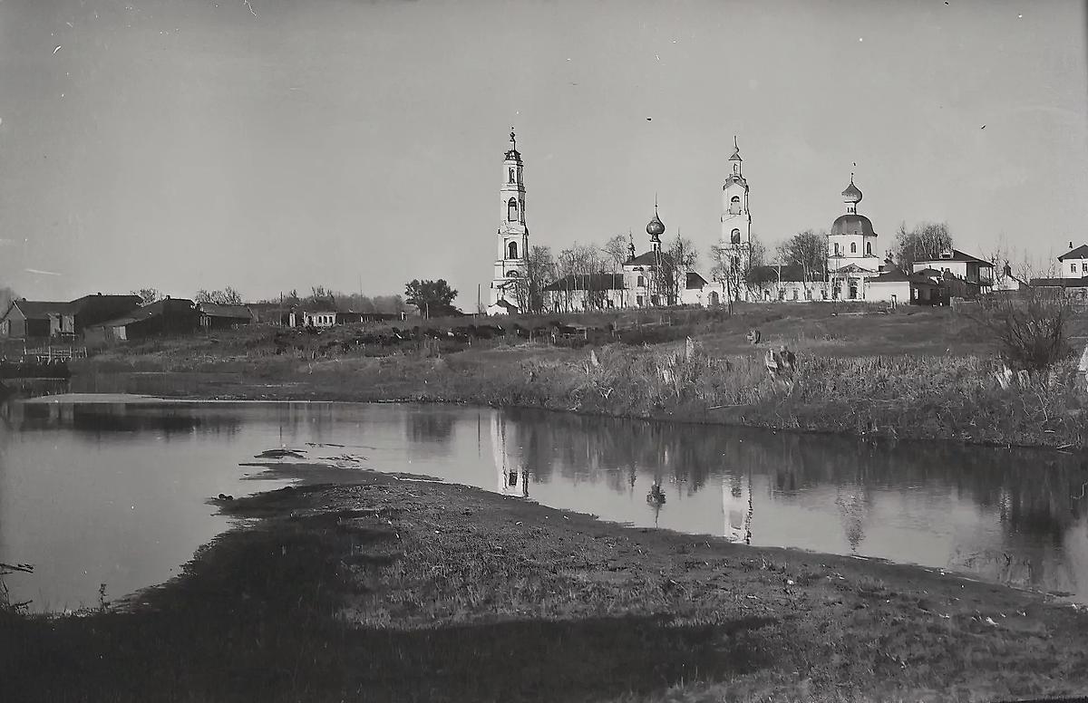 Вид на храмовый комплекс. от реки Порздня. Фото 1945 г. С сайта: pastvu.com, архивная фотография. Храмовый комплекс. Церкви Успения Пресвятой Богородицы и Преображения Господня, Порздни (Лухский район, Ивановская область)