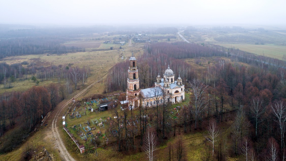 Воскресенское Старое. Церковь Воскресения Христова. общий вид в ландшафте