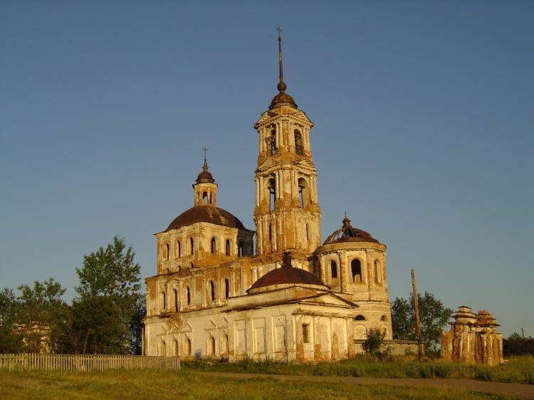 Першинское (Першино). Церковь Покрова Пресвятой Богородицы. общий вид в ландшафте